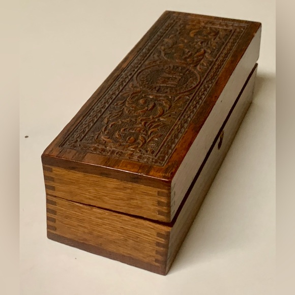 Late 19th Century Hand Carved Finger Jointed Wheeler & Wilson Sewing Machine Box - Picture 11 of 15